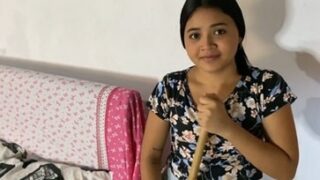 La chica de limpieza ganando un dinero extra