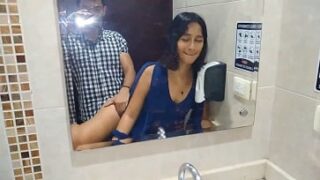 La fiesta está aburrida, vamos a coger al baño