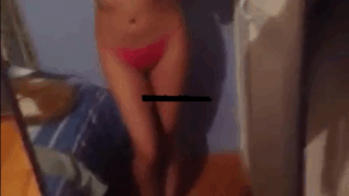 Le encanta quitarse la tanga frente a su celular