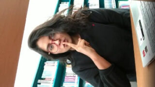 Mientras su mamá paga la universidad