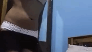 Morrita pajeandose en su cuarto