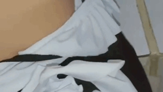 Mucama jovencita haciendo horas extras