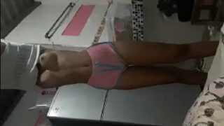 Pajazos de una teen de piel canela