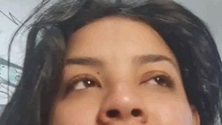 Pareja cachando en vivo para su cena navideña