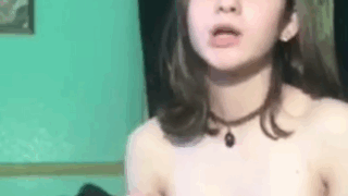 Teen rusa jugando con el peine