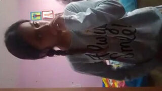 Una sexy colegiala en pijama