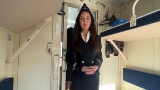 Azafata cogiendo en el tren
