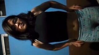 Chibola de lentes mostrando el culo