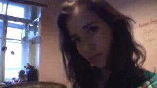 Chilena metiendose el dedo