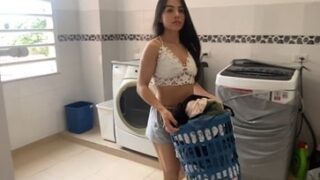 Cogiendo en la lavanderia con la vecina