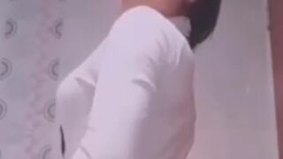 Colocha nalgona enseñando la tanga