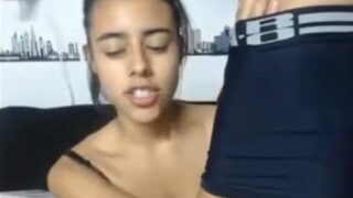 Flaquita colombiana cogiendo por la webcam