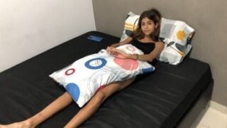 Flaquita huesuda tragando leche