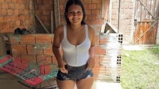 Hermosa morena me saca la leche