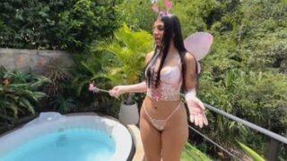 Invité a mi amiga a pasar la tarde en la piscina