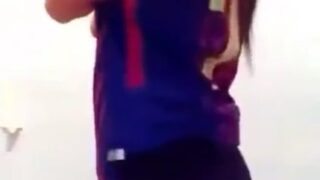 Jovencita tímida fan del Barcelona