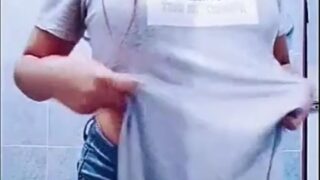Las pequeñas tetas de una chiquilla