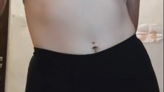 Modelo colombiana mostrando la concha