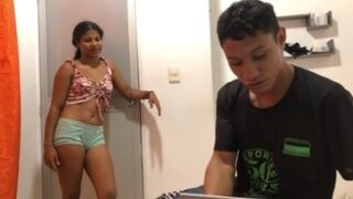 Morenita pagandole al técnico con sexo