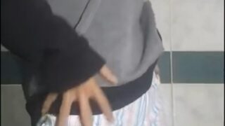 Morrita se pajea en el inodoro