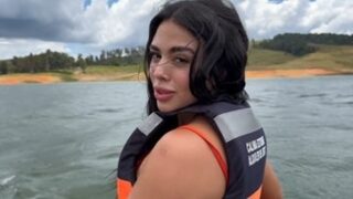 Nalgona cogiendo en una moto acuática