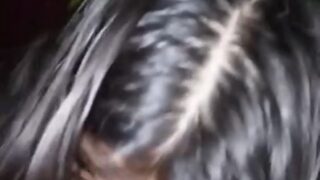 Nerd colegiala tragando leche