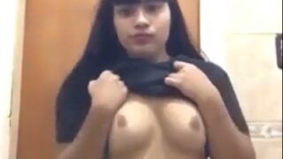 Timida morrita se quita ropa