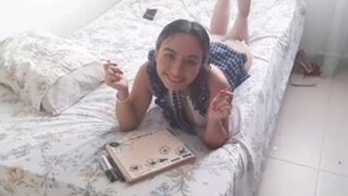 Tu hermana en lencería de colegiala