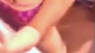 Un rapidin en el baño de la discoteca